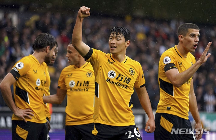 황희찬은 2일(한국시간) 이날 뉴캐슬과의 2021~2022시즌 EPL 7라운드 홈 경기에서 시즌 2호 3호 멀티골을 뽑았다.