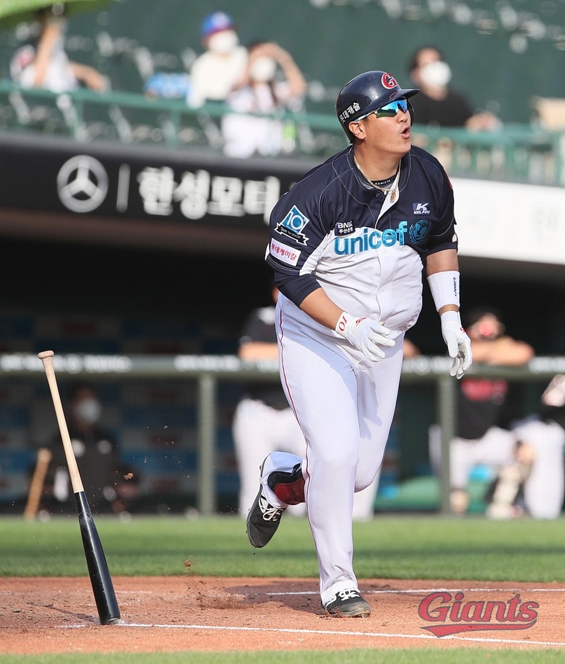 개인통산 2000안타에 13년 연속 100안타의 이대호