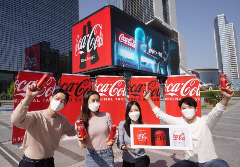 [비욘드포스트 포토] 새로운 디자인의 아이콘 패키지 공개한 코카-콜라