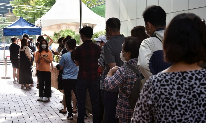 개천절 대체공휴일 연휴 마지막 날인 4일 오전 대구 달서구보건소 선별진료소를 찾은 시민들이 코로나19 진단검사를 받기 위해 순서를 기다리고 있다.