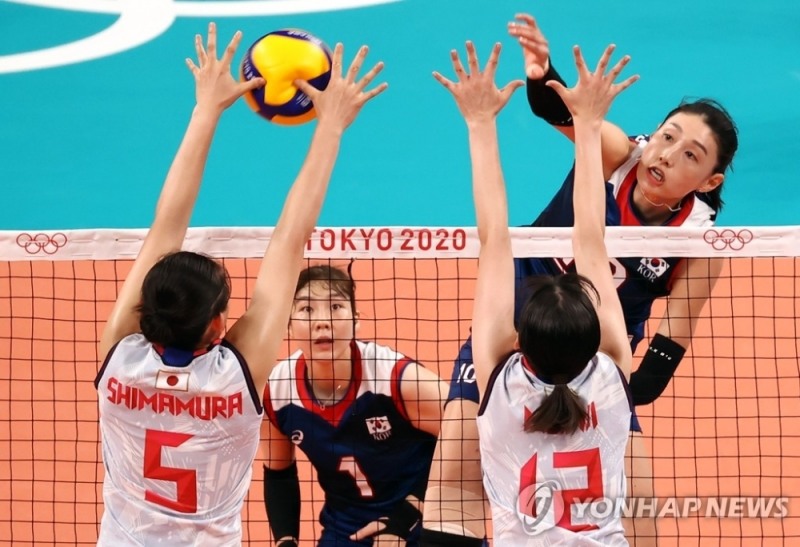 2020도쿄올림픽 여자배구 한일전에서 김연경이 일본 블로킹 사이로 강타를 넣고 있다. [도쿄=연합뉴스 자료사진]