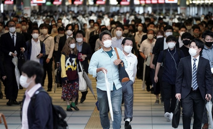 1일 일본 도쿄에서 마스크를 쓴 출근길 시민들이 시나가와역 통로를 걷고 있다. 일본 정부는 코로나19 확산 방지를 위해 수도 도쿄도 등에 발령했던 긴급사태와 중점조치를 이날 해제하고 '위드 코로나'로 방역 체계를 전환했다
