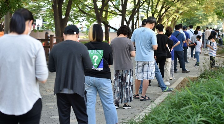 지난 4일 오전 대구 달서구보건소 선별진료소를 찾은 시민들이 코로나19 진단검사를 받기 위해 순서를 기다리고 있다.