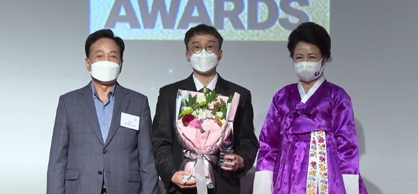 서울성모병원 흉부외과 과장 김환욱 교수(가운데)가 병원을 대표해 수상하고 기념사진을 촬영하고 있다. 사진=서울성모병원