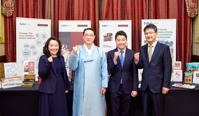 (왼쪽에서 두번째) 김건 주영국대사, (세번째) 성한경 NH농협은행 런던사무소장/사진 제공 = NH농협은행