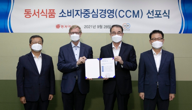 (왼쪽부터) 김광수 부사장, 첼루트 부사장, 이광복 사장, 박영순 최고고객책임상무/사진 제공 = 동서식품