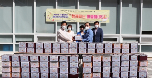 광양제철소 프렌즈봉사단, 지역 이웃들에 ‘사랑가득찬(饌)’ 김치 나눔(앞쪽 왼쪽부터 정헌주 중마장애인복지관장, 김성준 광양제철소 공정품질담당 부소장 뒷쪽 왼쪽부터 이주화 광양시건강가정다문화가족센터 부센터장, 김희준 광양시 가야라이온스 회장, 정병관 중마노인복지관장)/사진=광양제철소