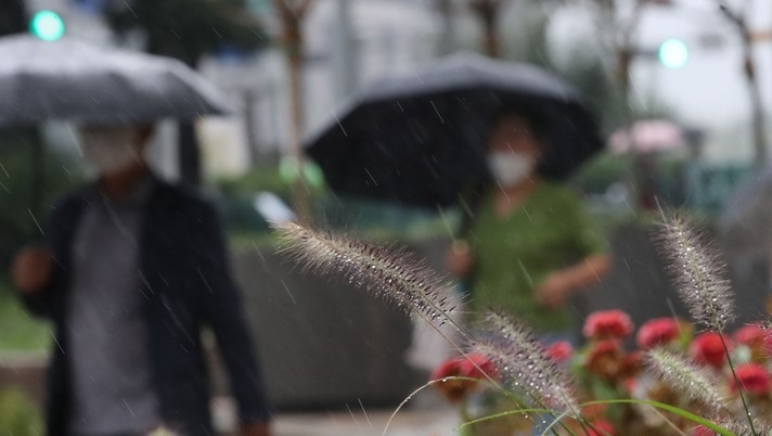 비가 내리고 있는 지난달 29일 오전 서울 종로구 광화문역 인근에서 직장인들이 우산을 쓰고 출근하고 있다.