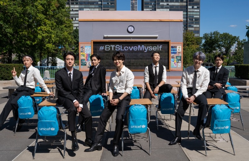 9월 21일 유엔 연설 이후 유엔 본부 광장에 설치된 유니세프 교실 조형물을 방문한 방탄소년단. 텅 빈 교실의 책상 18개는 코로나19로 교육 기회를 잃은 어린이들의 지난 18개월을 의미한다. (사진제공=유니세프한국위원회)