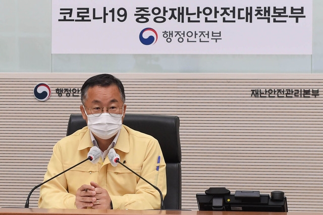 이승우 행정안전부 재난안전관리본부장이 지난 8월 6일 세종시 정부세종2청사 중앙재난안전상황실에서 코로나19 상황회의를 하고 있다. (사진=행정안전부 제공)