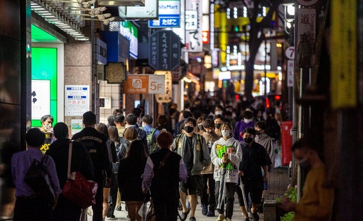 일본에서 기승을 부리던 코로나19에 새로 걸리는 환자가 크게 줄어드는 가운데 1일 밤 수도 도쿄의 번화가가 인파로 붐비고 있다. 이날부터 도쿄를 포함한 19개 도도부현에 내린 긴급사태 선언이 풀렸다.