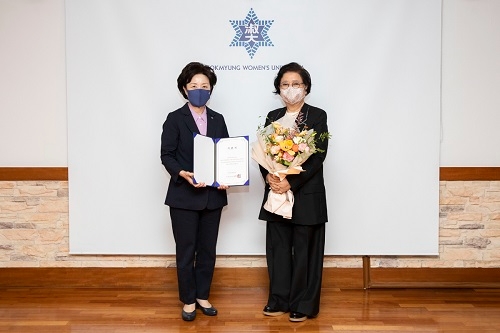 제약업계의 사회공헌 활동이 이어지고 있다. 송영숙 한미약품 회장(오른쪽)은 숙명여대에 발전기금 1억 원을 기탁했다./사진 제공 = 한미약품