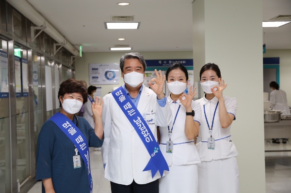 홍창권 중앙대의료원장(왼쪽 두번째). 사진=중앙대의료원 