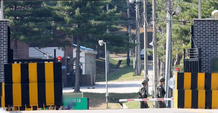 한 육군부대에서 코로나19 집단감염이 발생한 것으로 알려진 지난 3일 오후 경기 연천군 해당 부대의 상급 부대 앞이 통제돼 있다. 이번 집단감염 확진 판정을 받은 46명의 장병 중 41명은 코로나19 백신 2차 접종을 마친 것으로 나타났다.