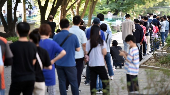 지난 4일 오전 대구 달서구보건소 선별진료소를 찾은 시민들이 코로나19 진단검사를 받기 위해 순서를 기다리고 있다.