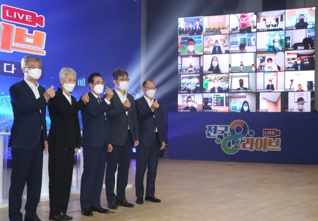 (왼쪽부터) 장철훈 농업경제대표이사, 전정희 농협유통위원회 위원, 이성희 농협중앙회장, 여인홍 농협유통위원회 위원장, 김태환 축산경제대표이사/사진 제공 = 농협