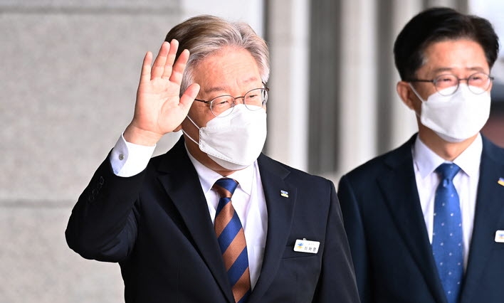 더불어민주당 대선 주자인 이재명 경기지사가 5일 오전 경기도 수원시 경기도의회에서 열린 제355회 임시회 제1차 본회의에 출석하기 앞서 지지자들에게 손을 흔들고 있다.뉴시스