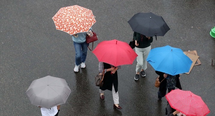 비가 내린 지난 6일 오전 서울역광장에서 우산을 쓴 시민들이 길을 걷고 있다.