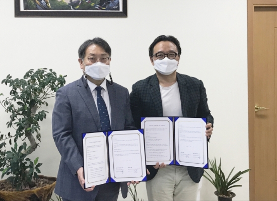 경기대진테크노파크 양은익 원장(좌측)과 마인드그룹 유수종 대표(우측)가 ‘가구창작스튜디오’ 활성화를 위한 업무 협약을 체결했다.