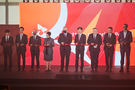 선미라 주폴란드 대한민국 대사(좌측에서 네번째부터), 피에호피악 기술개발부 차관, SKIET 노재석 사장 등/사진 제공 = SK이노베이션