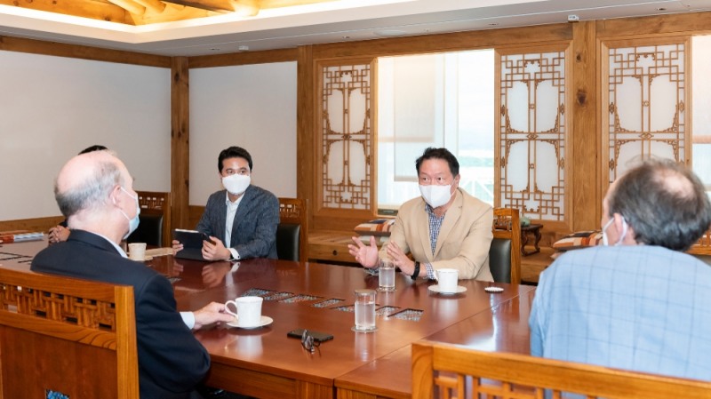 최태원 SK그룹 회장(오른쪽 두번째)이 6일 서울 종로구 SK서린빌딩에서 플러그파워 앤드류 J. 마시 CEO를 만나 수소 생태계 구축 등 협력 방안을 논의하고 있다.