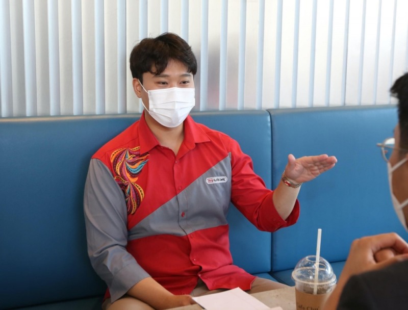 BBQ수원영통1호점 임민수 패밀리가 자신의 성공 스토리를 설명하고 있다. / 사진 = 제너시스BBQ 제공