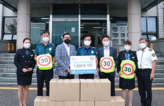 CJ대한통운 김정한 상무(좌측에서 세번째), 광주경찰서 조용성 서장(좌측에서 네번째), 녹색어머니회 유미애 회장(좌측에서 여섯번째)/사진 제공 = CJ대한통운