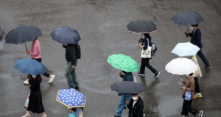 비가 내린 지난 6일 오전 서울역광장에서 우산을 쓴 시민들이 길을 걷고 있다.