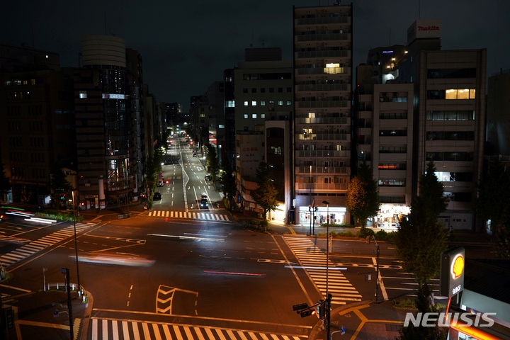 7일 도쿄에서 강한 지진이 수도권을 강타한 후 교차로가 보이는 모습.