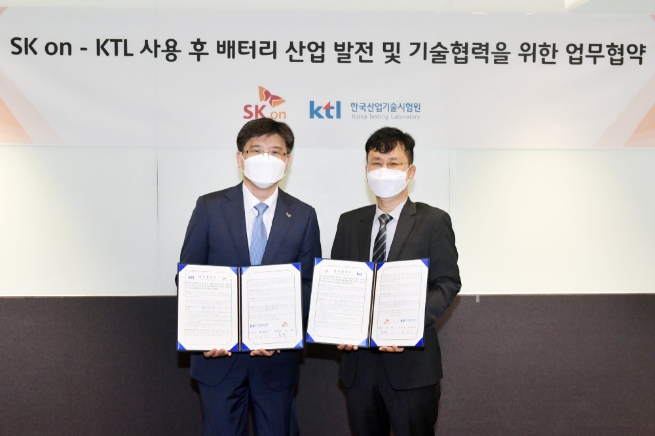 송태승 KTL 디지털산업본부장(좌)과 손혁 SK온 이모빌리티사업부장(우)/사진 제공 = SK온