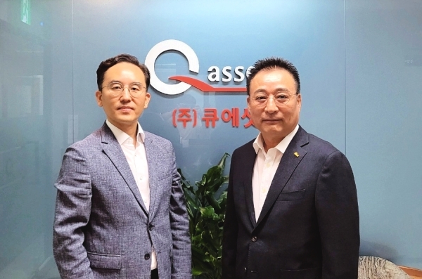 사진=큐에셋 이영주 대표(좌), 권익현 회장(우)