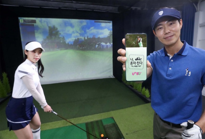 LG유플러스가 골프 전용 앱인 ‘U+골프’에서 시청할 수 있는 오리지널 콘텐츠를 확대한다고 10일 밝혔다. 사진은 LG유플러스 모델이 오리지널 콘텐츠인 ‘나 혼자 친다’를 소개하는 모습.