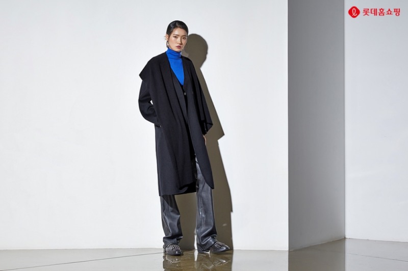 롯데홈쇼핑은 오는 12일(화) 여성복 브랜드 ‘데무(DEMOO)’로 유명한 박춘무 디자이너의 프리미엄 신규 브랜드 ‘박춘무 블랙’을 론칭하고, 단독 패션 브랜드 확대에 나선다. 사진은 롯데홈쇼핑 신규 디자이너 브랜드 '박춘무 블랙'의 '울블렌드 리버시플 롱코트' '니트 머플러' 세트 화보 이미지 모습. / 사진 = 롯데홈쇼핑 제공