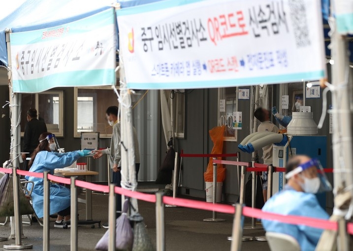 코로나19 신규 확진자 수가 1953명으로 집계된 지난 9일 오전 서울 중구 서울역광장에 마련된 임시선별검사소에서 시민들이 검사를 받기 위해 대기하고 있다.