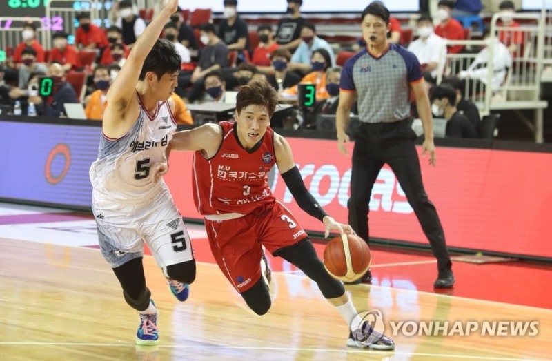 (대구=연합뉴스) 10일 오후 대구체육관에서 열린 프로농구 한국가스공사와 안양 KGC인삼공사의 경기에서 한국가스공사 두경민이 드리블로 수비 돌파를 시도하고 있다.