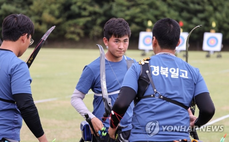 (예천=연합뉴스) 10일 오후 경북 예천 진호국제양궁장에서 열린 제102회 전국체육대회 양궁 고등부 남자 단체전 16강 경기에서 경북 대표로 출전한 경북일고의 김제덕이 경기도중 동료들과 눈빛을 교환하고 있다
