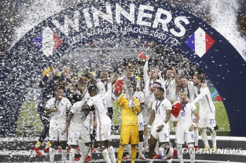 UEFA 네이션스리그 우승을 차지한 프랑스 선수들의 세리머니 모습.[EPA=연합뉴스]
