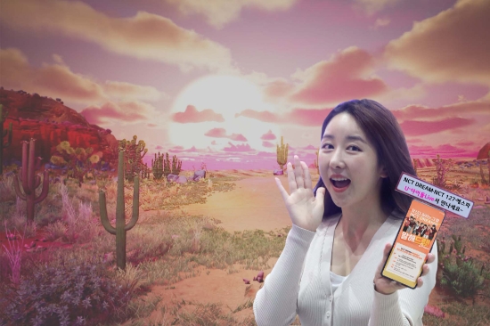 LG유플러스는 SM엔터테인먼트와 함께 다양한 아티스트들의 언택트 ‘XR SHOW’를 ‘U+아이돌Live’에서 선보인다고 11일(월) 밝혔다. 사진은 LG유플러스 모델이 12일 열리는 ‘NCT DREAM’의 XR SHOW를 알리는 모습. / 사진 = LG유플러스 제공