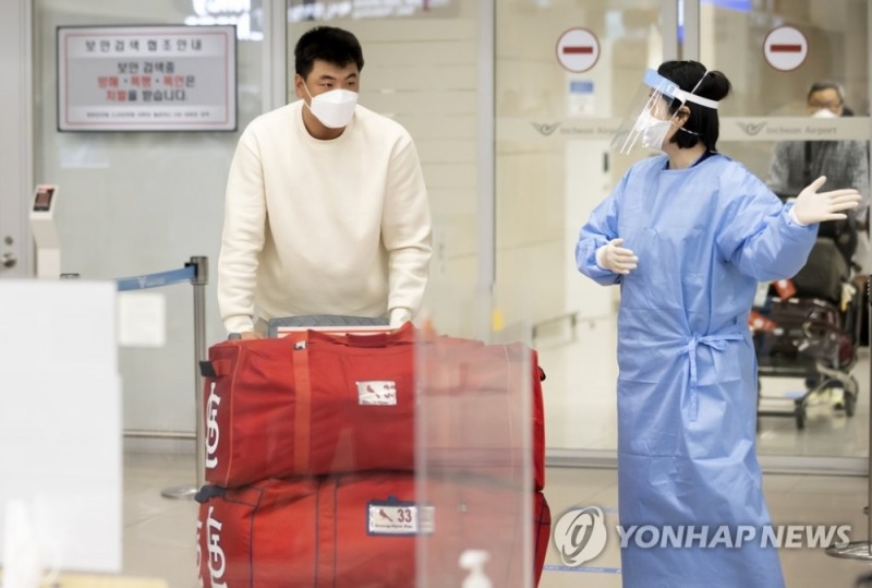 영종도=연합뉴스) 미국프로야구(MLB) 두 번째 시즌을 마친 왼손 투수 김광현이 11일 오후 인천국제공항 2터미널 입국장을 통해 귀국하고 있다.