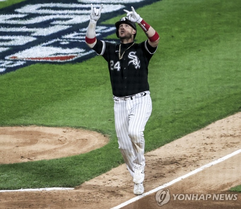 시카고 EPA=연합뉴스) 시카고 화이트삭스 야스마니 그란달이 11일(한국시간) 미국 일리노이주 시카고의 개런티드 레이트 필드에서 열린 미국프로야구 메이저리그 ALDS 3차전 휴스턴 애스트로스와의 경기에서 3회 투런포를 친 뒤 세리머니를 하고 있다.