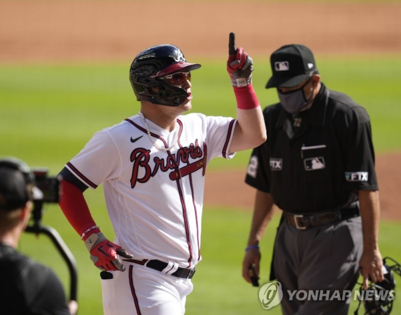 (애틀랜타 USA투데이스포츠/로이터=연합뉴스) 애틀랜타 브레이브스 족 피더슨이 12일(한국시간) 미국 조지아주 애틀랜타의 트루이스트파크에서 열린 2021 미국프로야구 메이저리그 내셔널리그 디비전시리즈(NLDS·5전 3승제) 3차전에서 5회 대타 3점 홈런을 친 뒤 하늘을 가리키는 세리머니를 하고 있다.