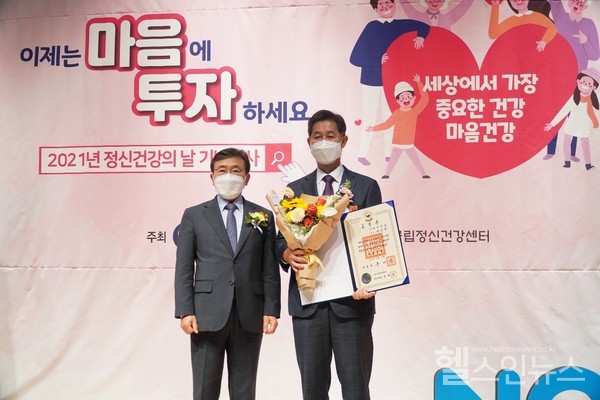 근정포장을수상한서울대병원권준수교수(오른쪽)