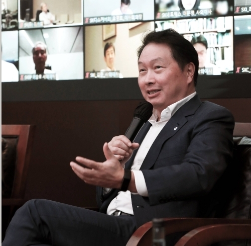 최태원 SK그룹 회장이 지난 7일 서울 종로구 SK서린사옥에서 화상으로 열린 제3차 거버넌스 스토리 워크숍에 참석해 마무리 발언을 하고 있다. (사진=SK제공)