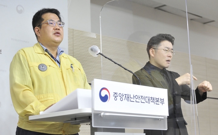 손영래 중앙사고수습본부 사회전략반장이 지난달 15일 세종시 정부세종청사에서 코로나19 중앙재난안전대책본부 브리핑을 하고 있다. (사진=보건복지부 제공)