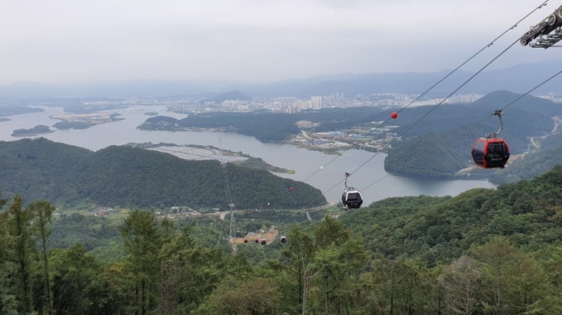 의암호를 가로지르는 춘천 삼악산 호수케이블카 운행 모습. 사진=춘천시관광협의회