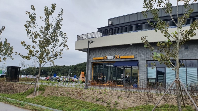 춘천시관광협의회가 삼악산 호수케이블카가 위치한 삼천동 수변에서 운영 중인 편의점 전경. 사진=춘천시관광협의회