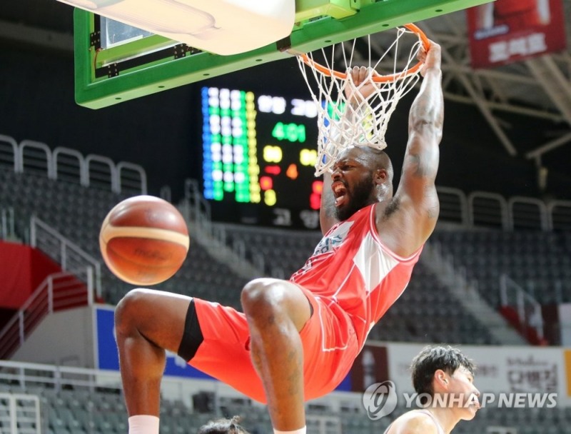 (고양=연합뉴스)12일 경기도 고양체육관에서 열린 프로농구 고양오리온-안양KGC인삼공사 경기. 오리온 할로웨이가 화려한 덩크슛을 성공시키고 있다.