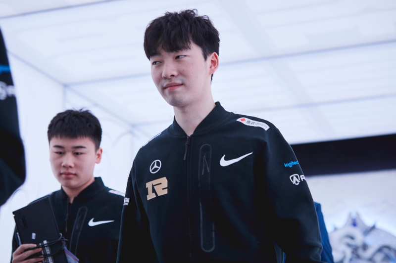 RNG '웨이' 옌양웨이(오른쪽)와 '크라인' 위안청웨이(사진=라이엇 게임즈 플리커 발췌).