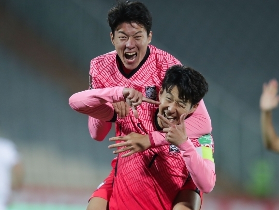 12일 오후(한국시간) 이란 아자디 스타디움에서 열린 2022 카타르월드컵 아시아최종예선 A조 대한민국 축구 국가대표팀 벤투호와 이란 경기, 손흥민이 후반 3분 선제골을 터뜨린 뒤 황의조를 등에 업고 세리머니 하고 있다. (사진=대한축구협회 제공)