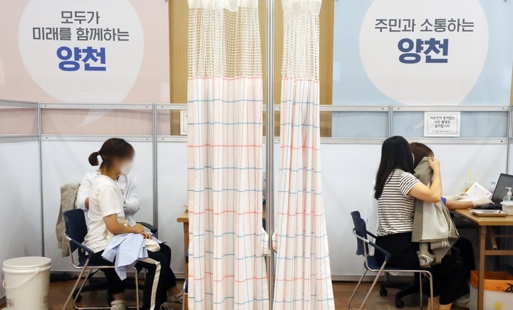 단계적 일상회복을 위한 코로나19 예방접종이 계속된 지난 7일 오후 서울 양천구 해누리타운에 마련된 코로나19예방접종센터에서 시민들이 접종을 받고 있다.